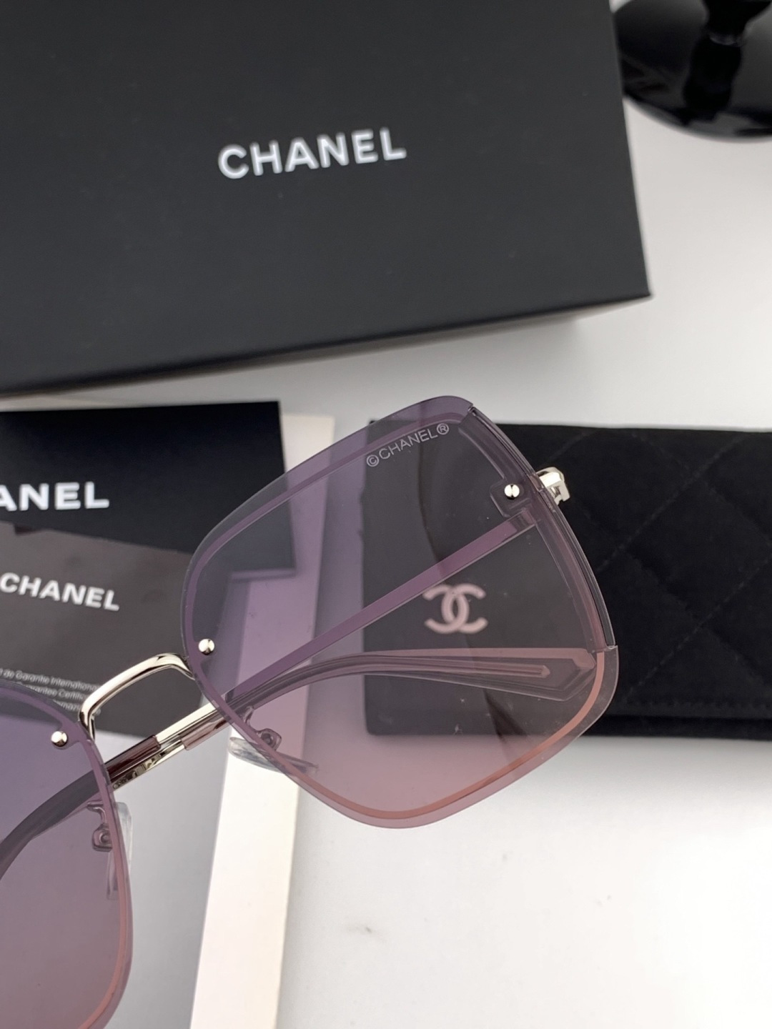 【偏光系列】香奈儿 经典的无框设计，不挑脸型，无论搭配大衣还是连衣裙都非常显气质偏光镜片预防紫外线 型号