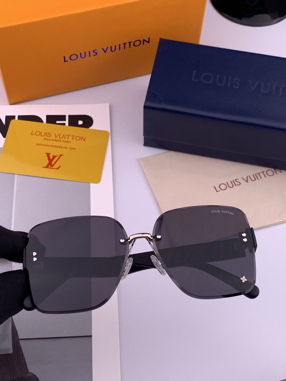 lv大框太阳镜墨镜经典的方框设计，不挑脸型，无论搭配大衣还是连衣裙都非常显气质尼龙镜片预防紫外线 型号：