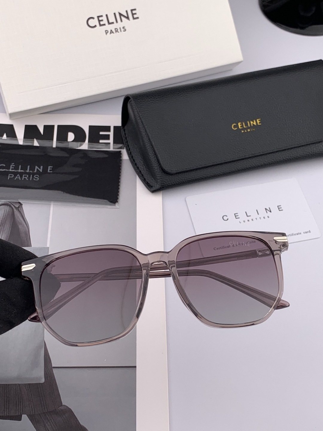 🌷🌷瑟琳新款到货🆕🆕TR材制作而成[酷][酷]高品质 2️⃣色潮品[强][强]大框型太阳镜➕简约logo