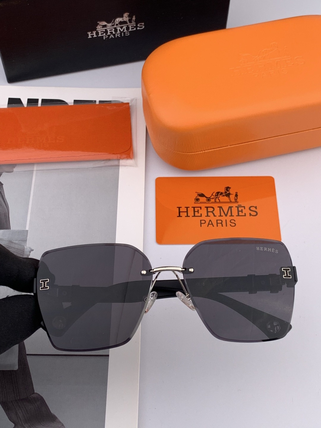 爱马仕 经典的方框设计，不挑脸型，无论搭配大衣还是连衣裙都非常显气质镜片预防紫外线 型号：H2101