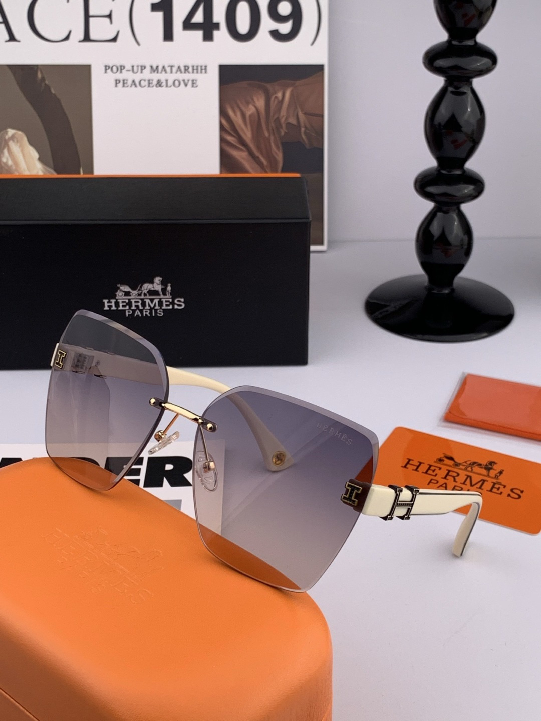 爱马仕 经典的方框设计，不挑脸型，无论搭配大衣还是连衣裙都非常显气质镜片预防紫外线 型号：H2101