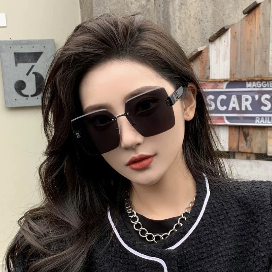 爱马仕 经典的方框设计，不挑脸型，无论搭配大衣还是连衣裙都非常显气质镜片预防紫外线 型号：H2101