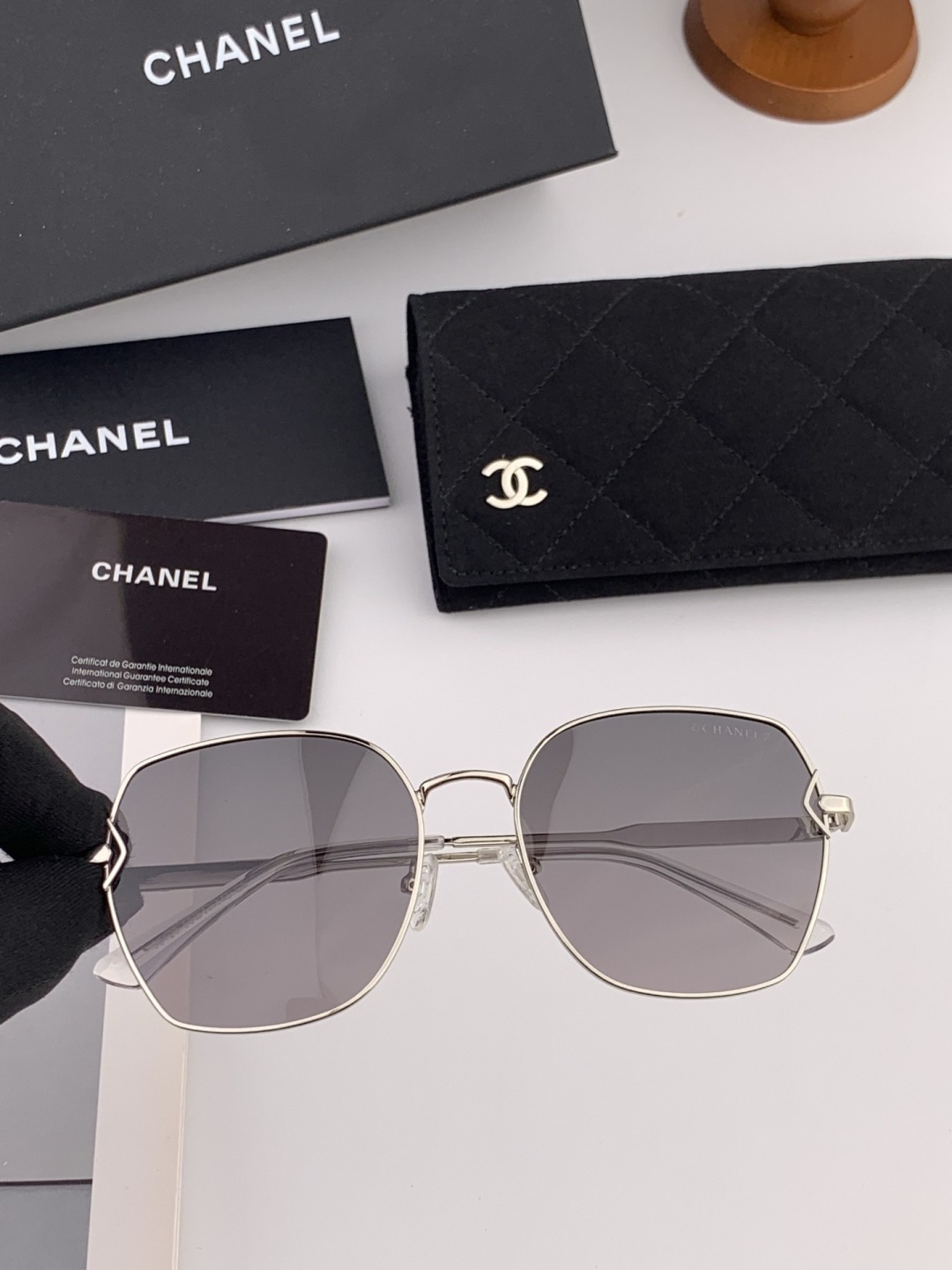 新品CHANEL 香奈儿太阳镜以独特魅力和前卫风格诠释春夏最新眼镜，质感超好佩带舒适 型号：CH9581