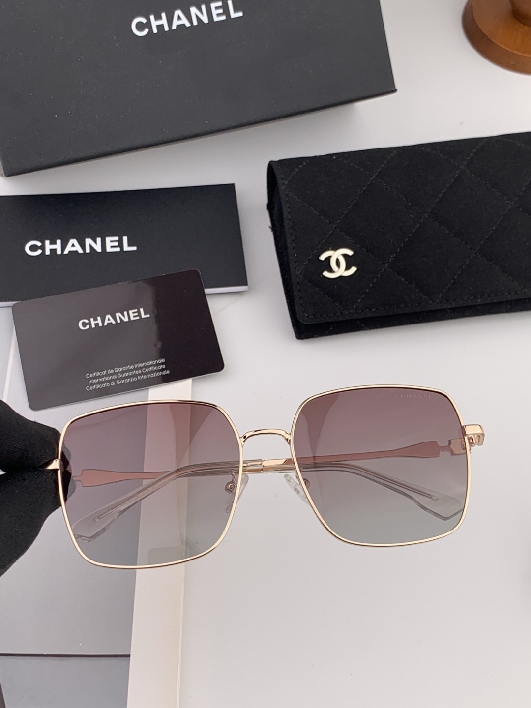 新品CHANEL 香奈儿太阳镜以独特魅力和前卫风格诠释春夏最新眼镜，质感超好佩带舒适 型号：CH2581