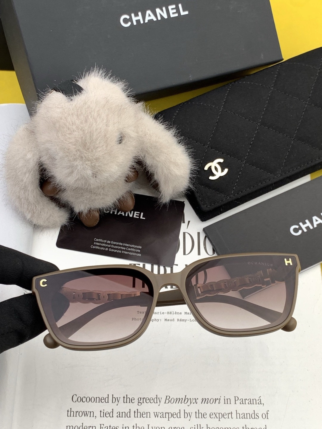 新品CHANEL 香奈儿太阳镜以独特魅力和前卫风格诠释春夏最新眼镜，质感超好佩带舒适 型号：CH0303