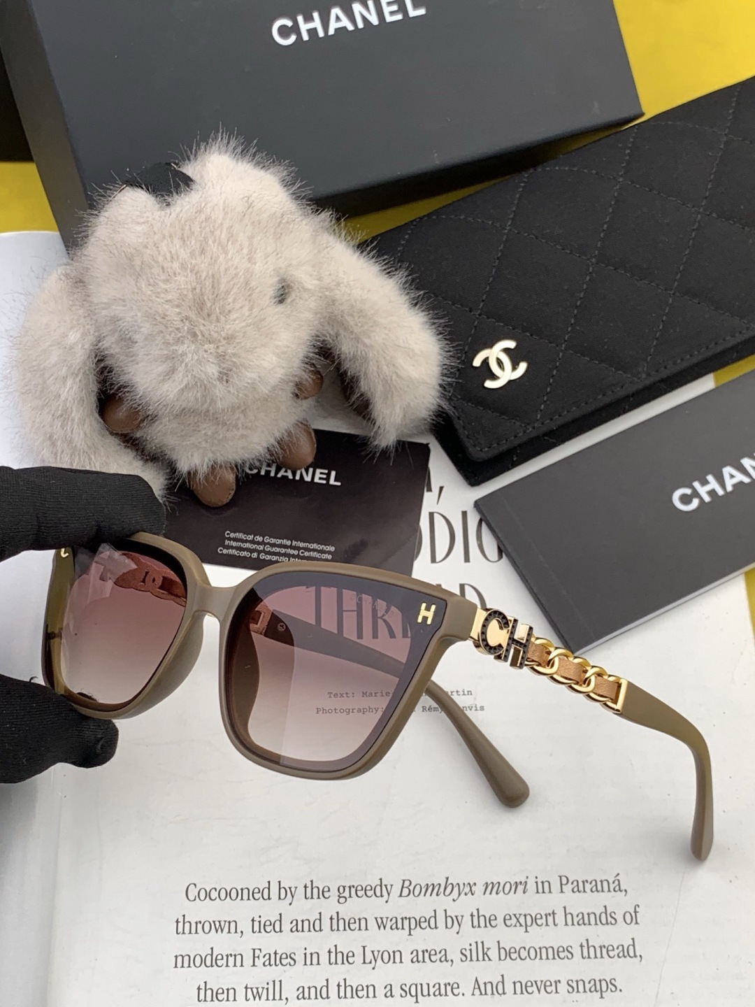 新品CHANEL 香奈儿太阳镜以独特魅力和前卫风格诠释春夏最新眼镜，质感超好佩带舒适 型号：CH0303