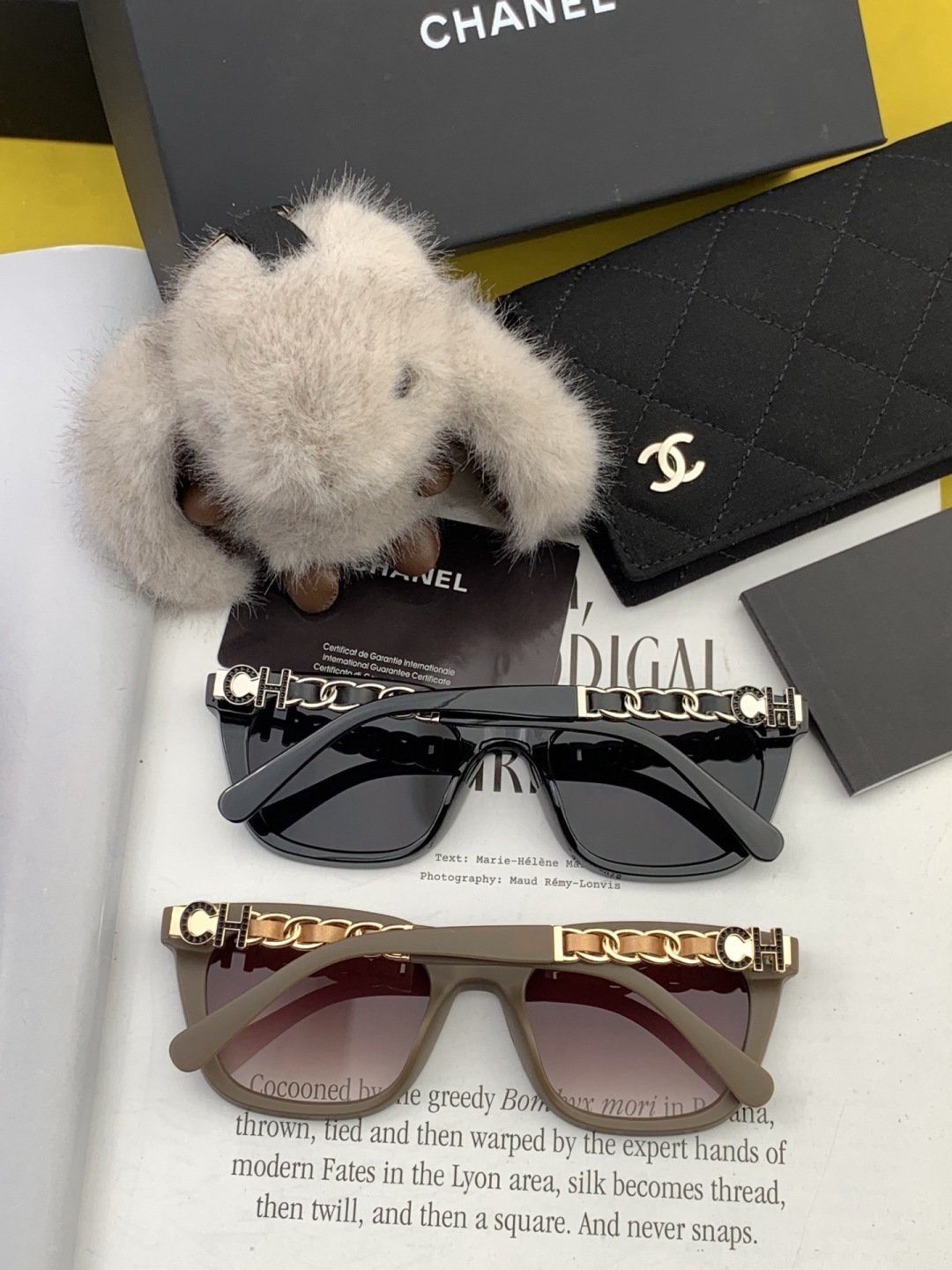 新品CHANEL 香奈儿太阳镜以独特魅力和前卫风格诠释春夏最新眼镜，质感超好佩带舒适 型号：CH0303