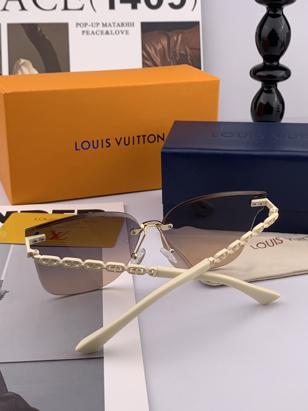 lv大框太阳镜墨镜经典的方框设计，不挑脸型，无论搭配大衣还是连衣裙都非常显气质尼龙镜片预防紫外线 型号：