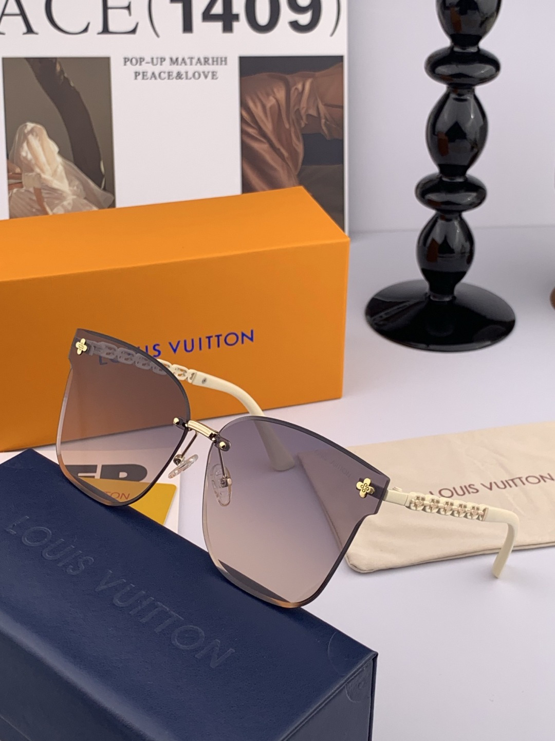 lv大框太阳镜墨镜经典的方框设计，不挑脸型，无论搭配大衣还是连衣裙都非常显气质尼龙镜片预防紫外线 型号：