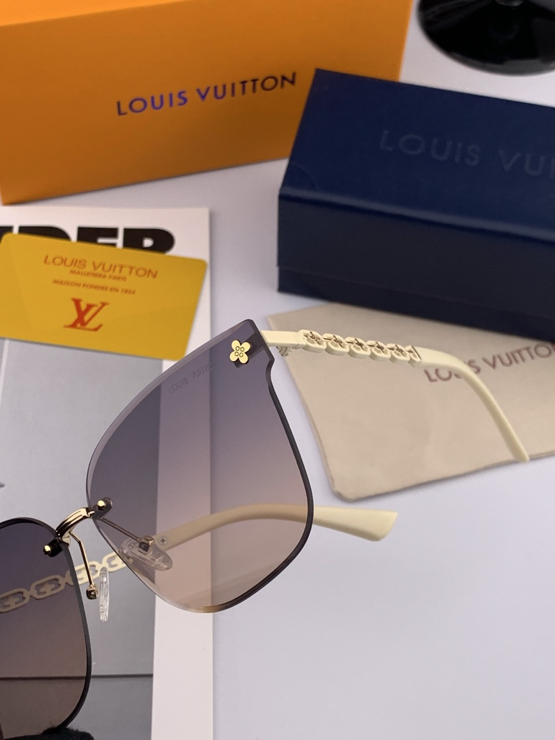 lv大框太阳镜墨镜经典的方框设计，不挑脸型，无论搭配大衣还是连衣裙都非常显气质尼龙镜片预防紫外线 型号：