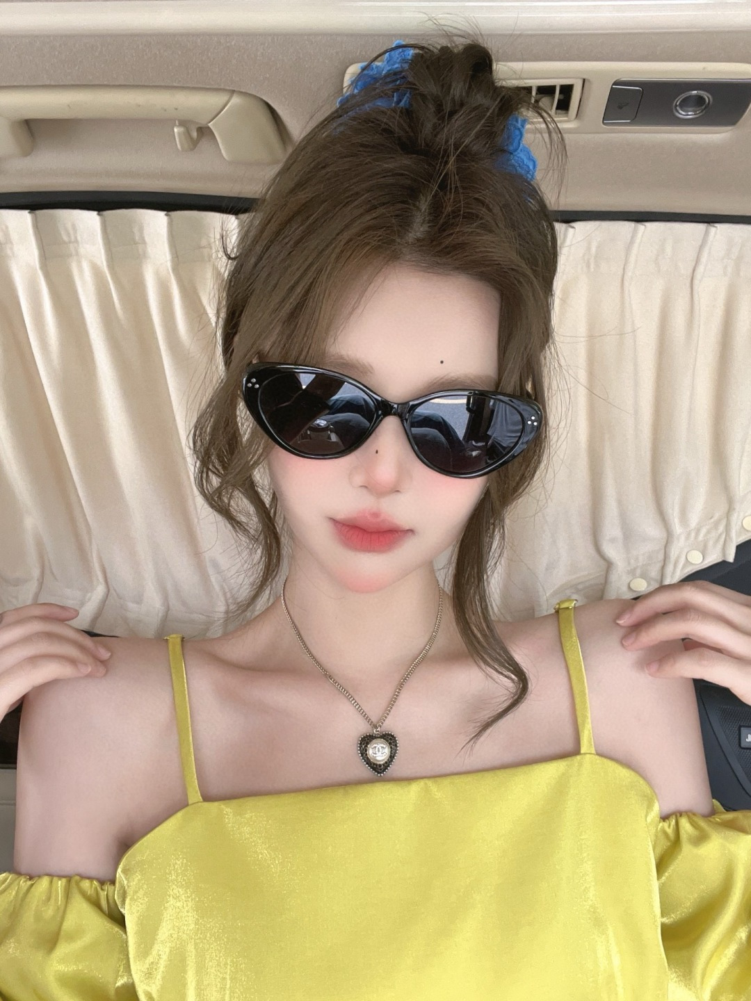 Gucci 经典的小框设计，不挑脸型，无论搭配大衣还是连衣裙都非常显气质尼龙偏光镜片预防紫外线 型号：G