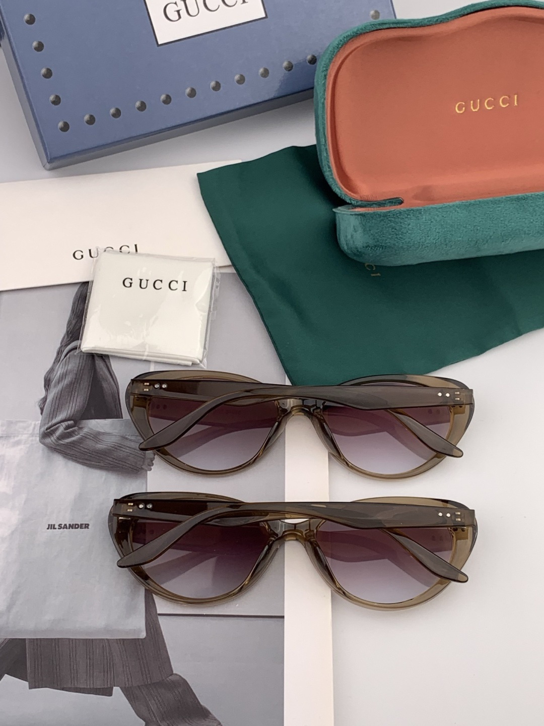 Gucci 经典的小框设计，不挑脸型，无论搭配大衣还是连衣裙都非常显气质尼龙偏光镜片预防紫外线 型号：G