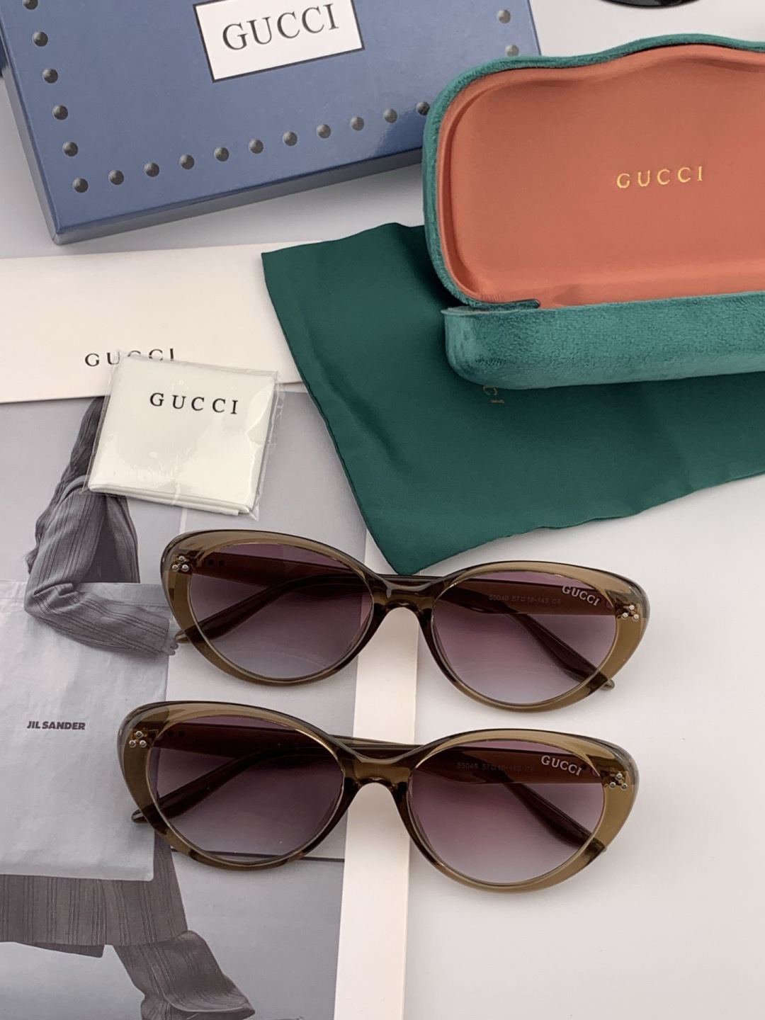 Gucci 经典的小框设计，不挑脸型，无论搭配大衣还是连衣裙都非常显气质尼龙偏光镜片预防紫外线 型号：G