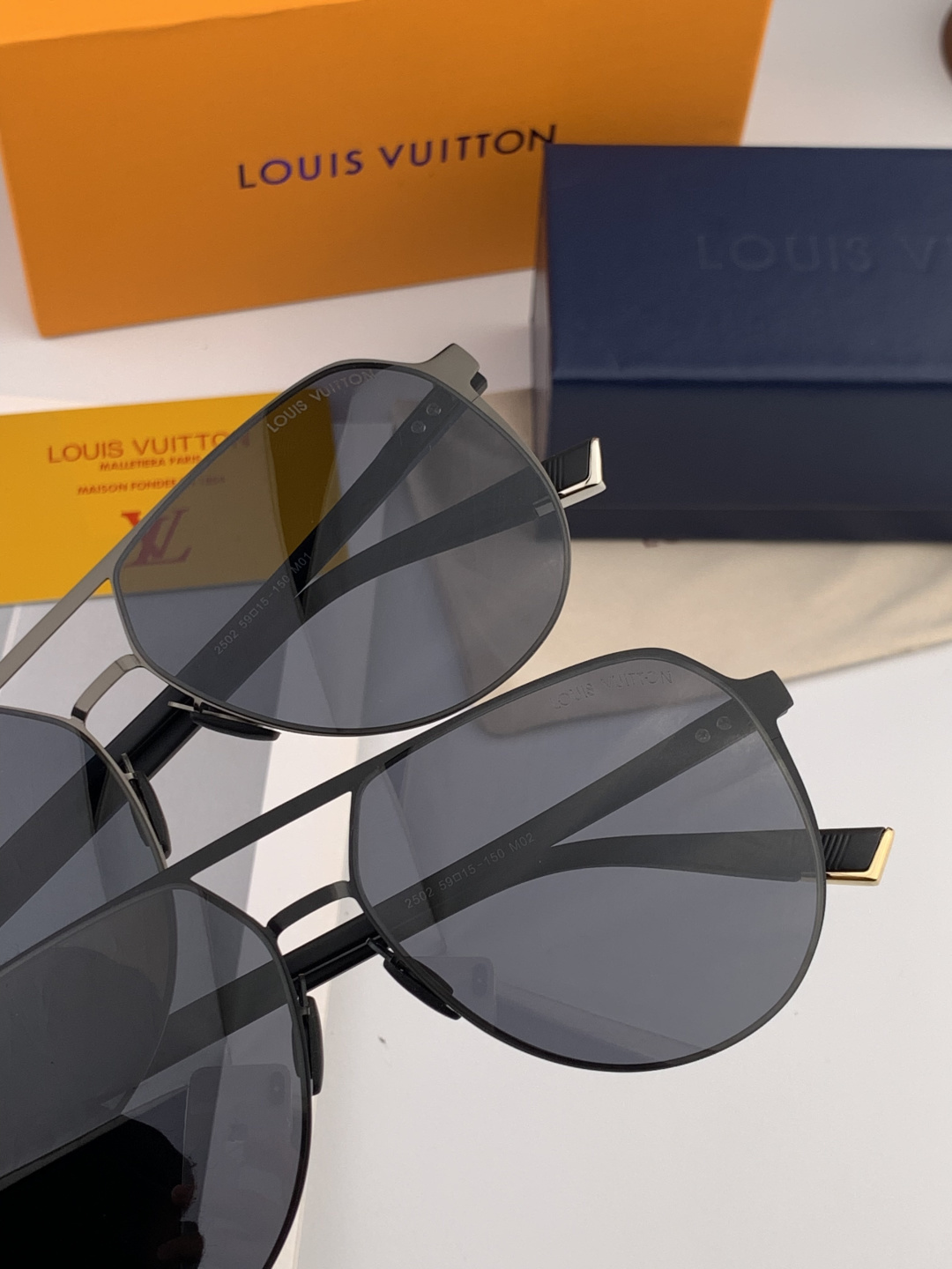 LV 男款炫彩飞行员偏光太阳镜 ❤️材质：高清尼龙加厚卡槽高清偏光镜片 🌹无边框镜架💕颜👍型号：L522