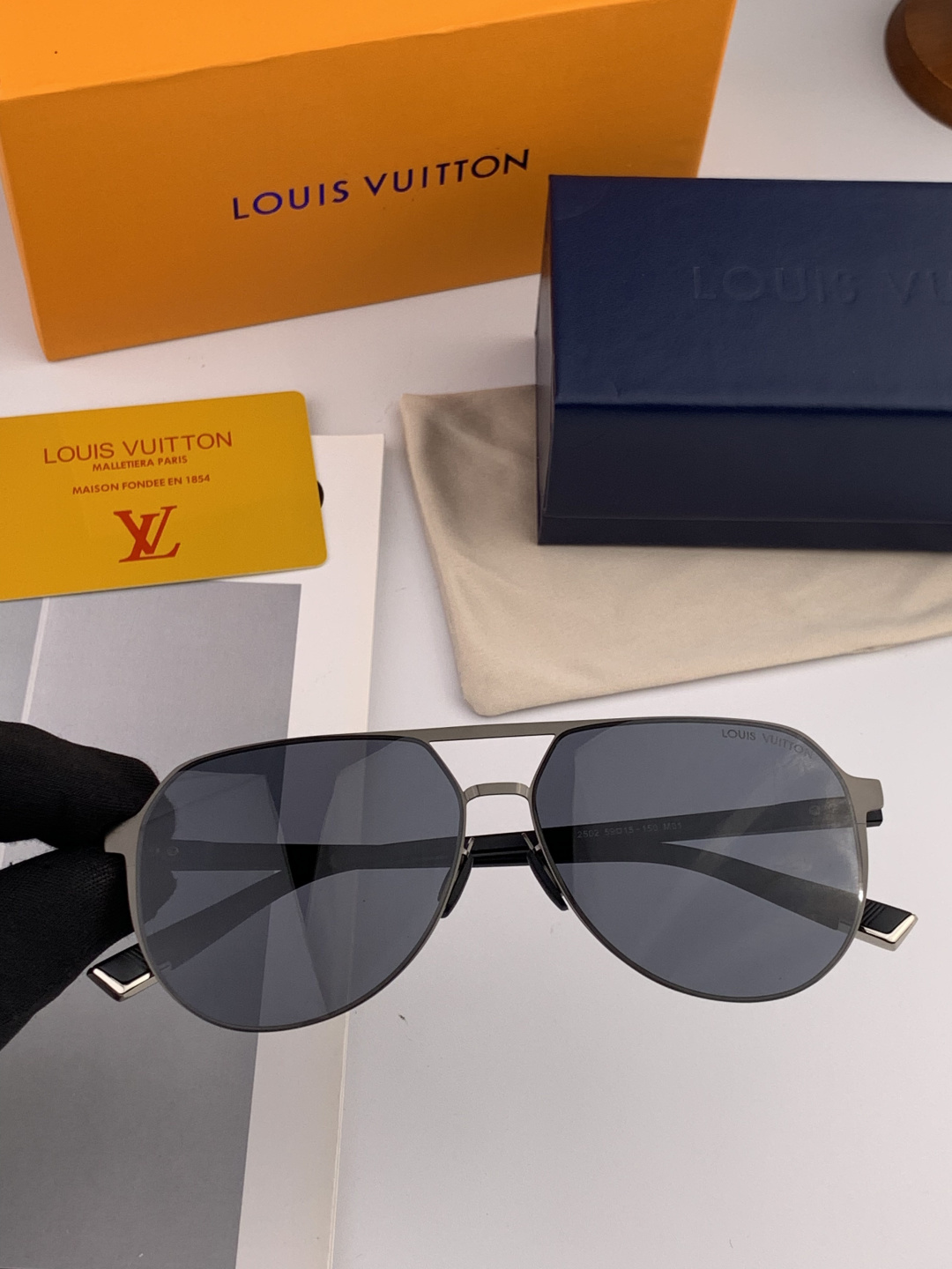 LV 男款炫彩飞行员偏光太阳镜 ❤️材质：高清尼龙加厚卡槽高清偏光镜片 🌹无边框镜架💕颜👍型号：L522