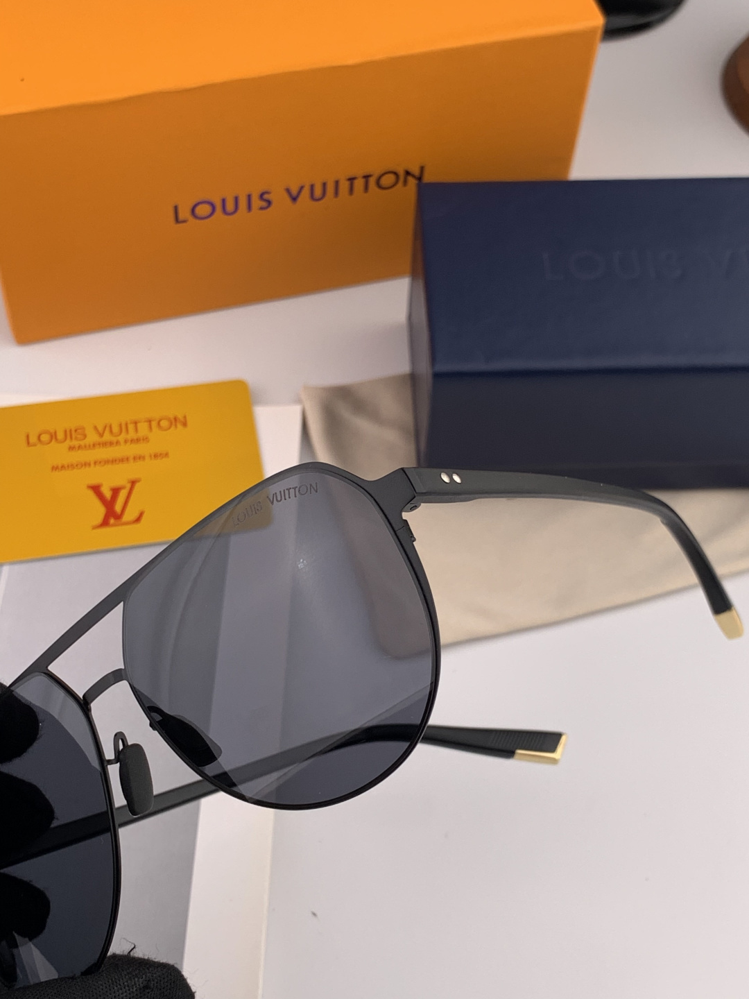 LV 男款炫彩飞行员偏光太阳镜 ❤️材质：高清尼龙加厚卡槽高清偏光镜片 🌹无边框镜架💕颜👍型号：L522