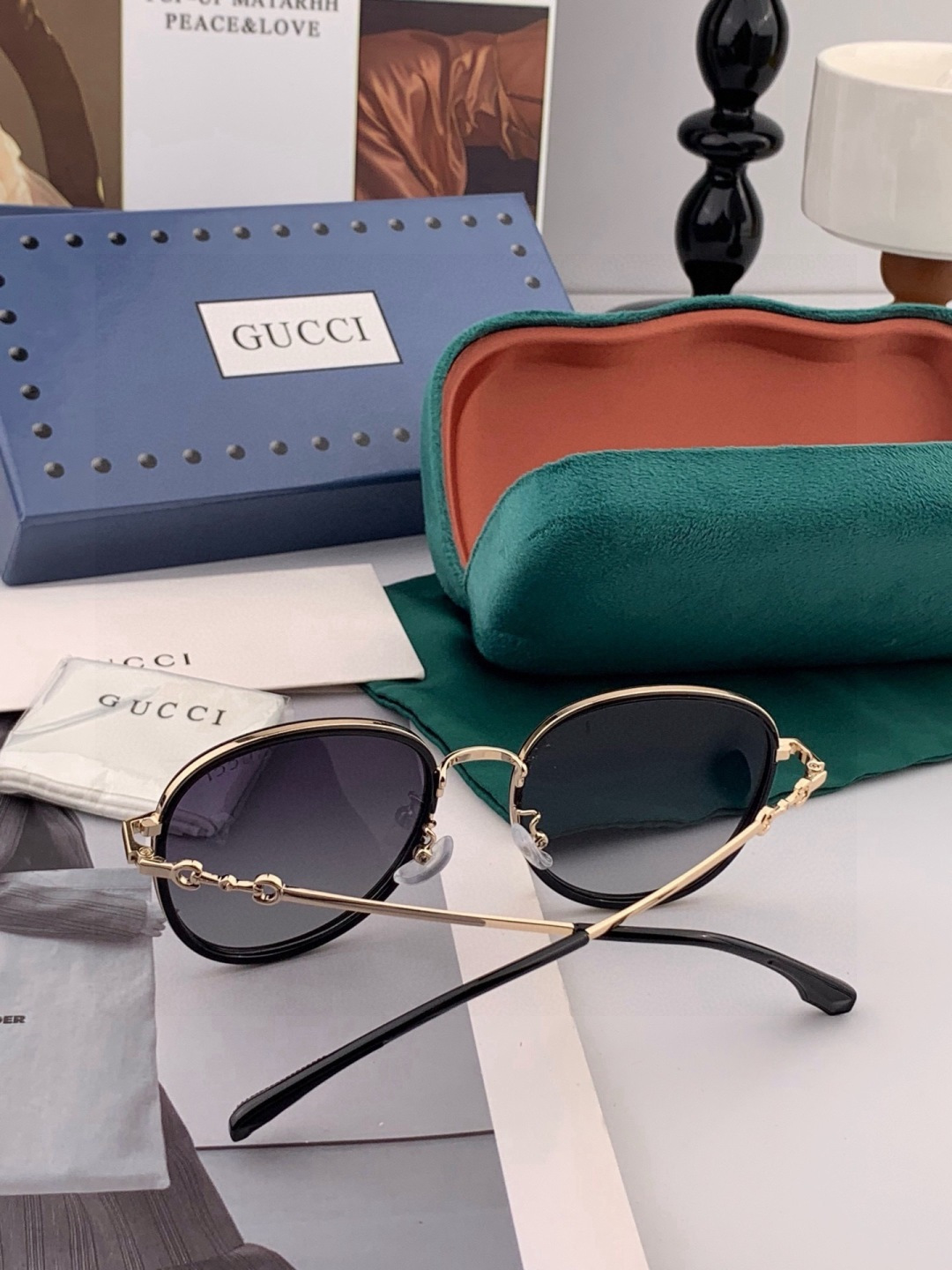 Gucci墨镜 新款 。 圆框设计再优雅的同时还能在视觉上修饰脸型，敲显脸小，不挑脸型 复古的马衔扣配上