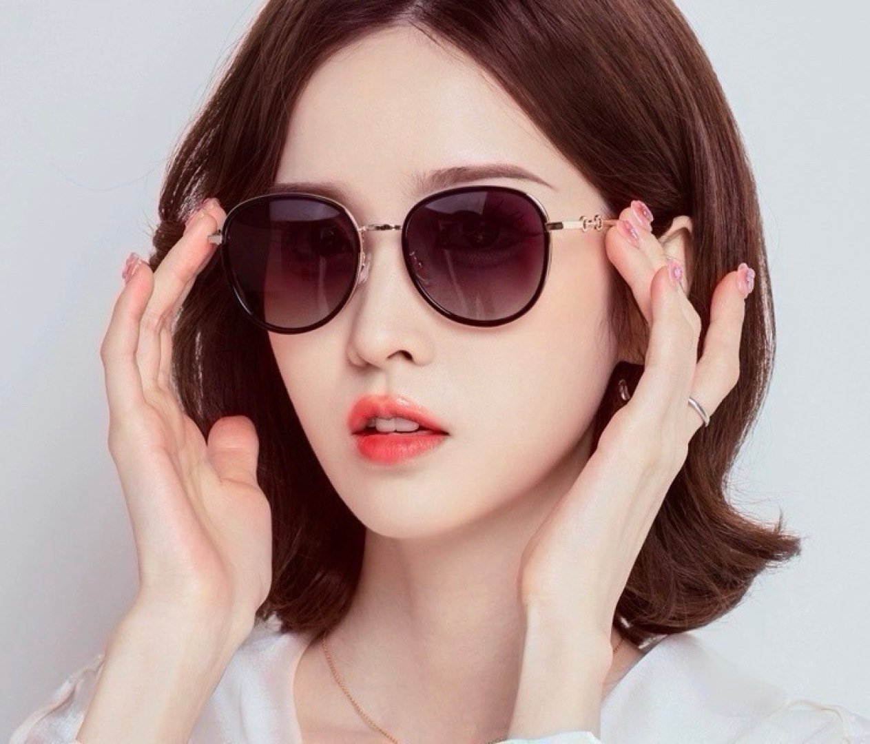 Gucci墨镜 新款 。 圆框设计再优雅的同时还能在视觉上修饰脸型，敲显脸小，不挑脸型 复古的马衔扣配上