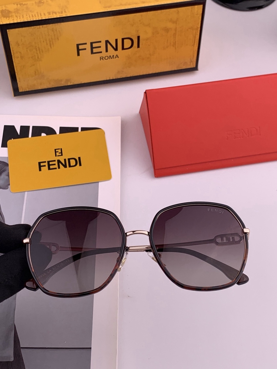 🔺 【芬迪】开春新款 潮流爆款 时尚方框偏光太阳镜 高品质 佩戴舒适 网红潮款墨镜 女士高清偏光太阳镜🕶