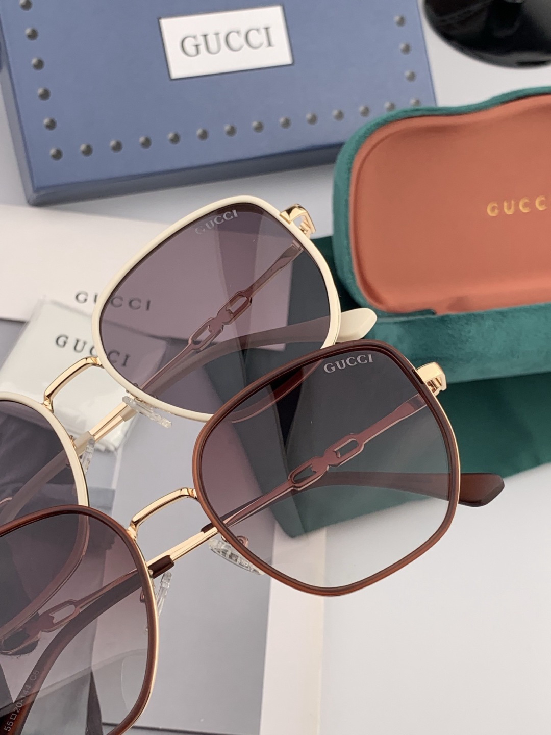 Gucci 经典的方框设计，不挑脸型，无论搭配大衣还是连衣裙都非常显气质尼龙偏光镜片预防紫外线 型号：G