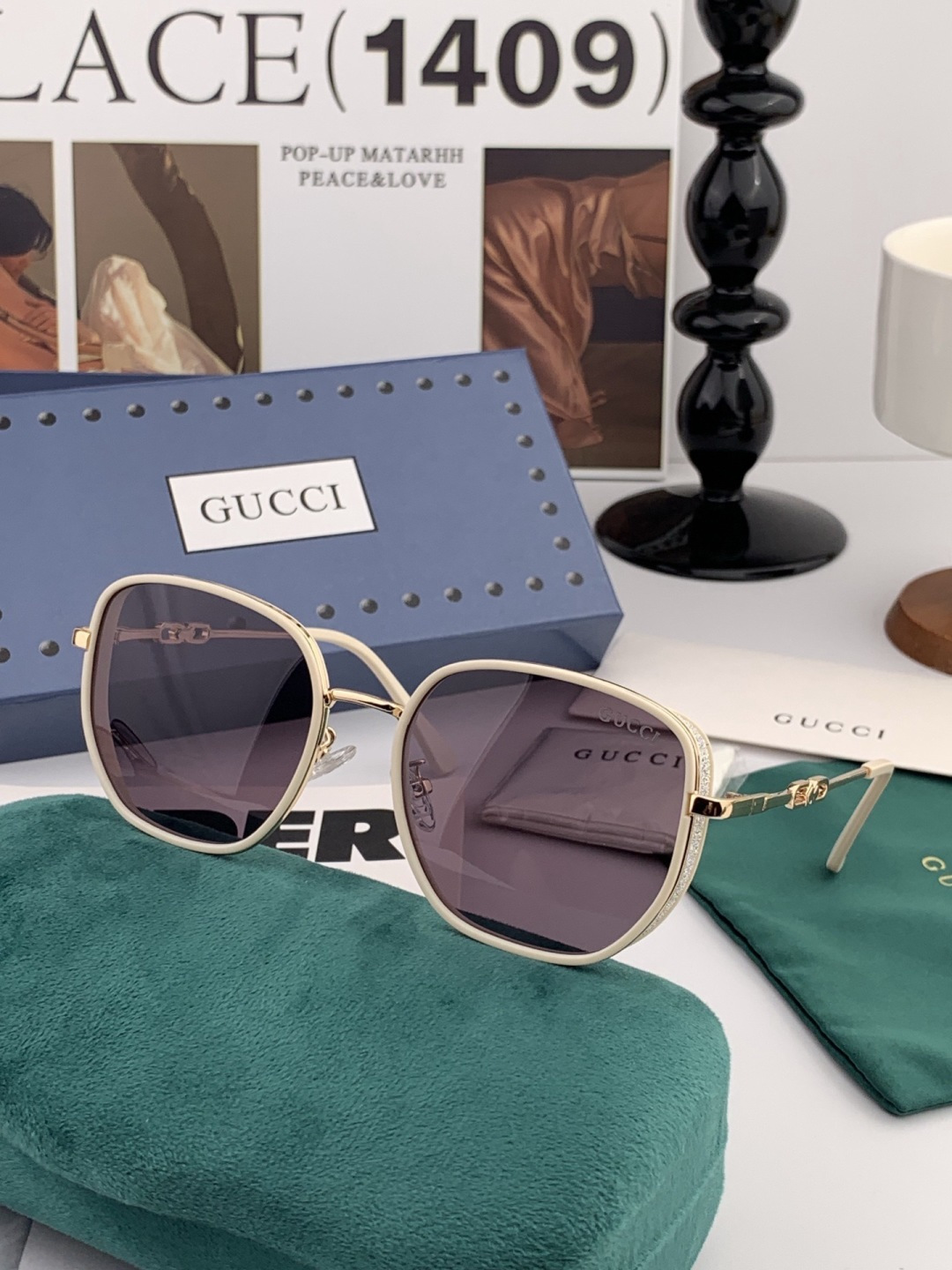 Gucci 经典的方框设计，不挑脸型，无论搭配大衣还是连衣裙都非常显气质尼龙偏光镜片预防紫外线 型号：G