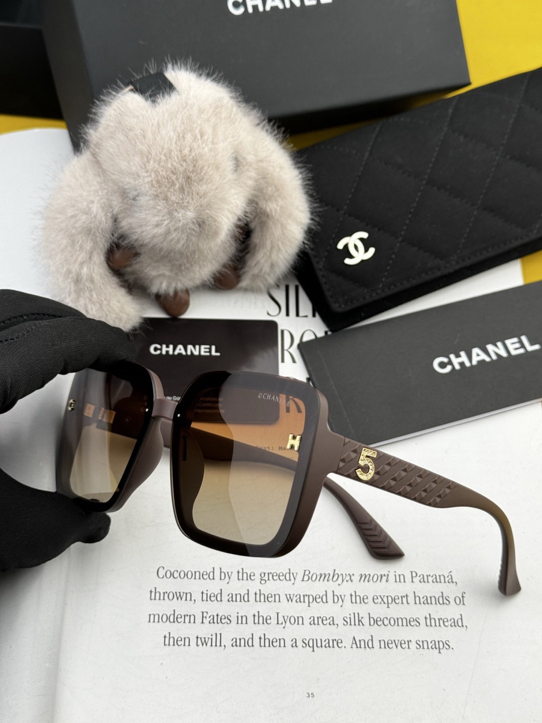 新品CHANEL 香奈儿太阳镜以独特魅力和前卫风格诠释春夏最新眼镜，质感超好佩带舒适 型号：CH2305