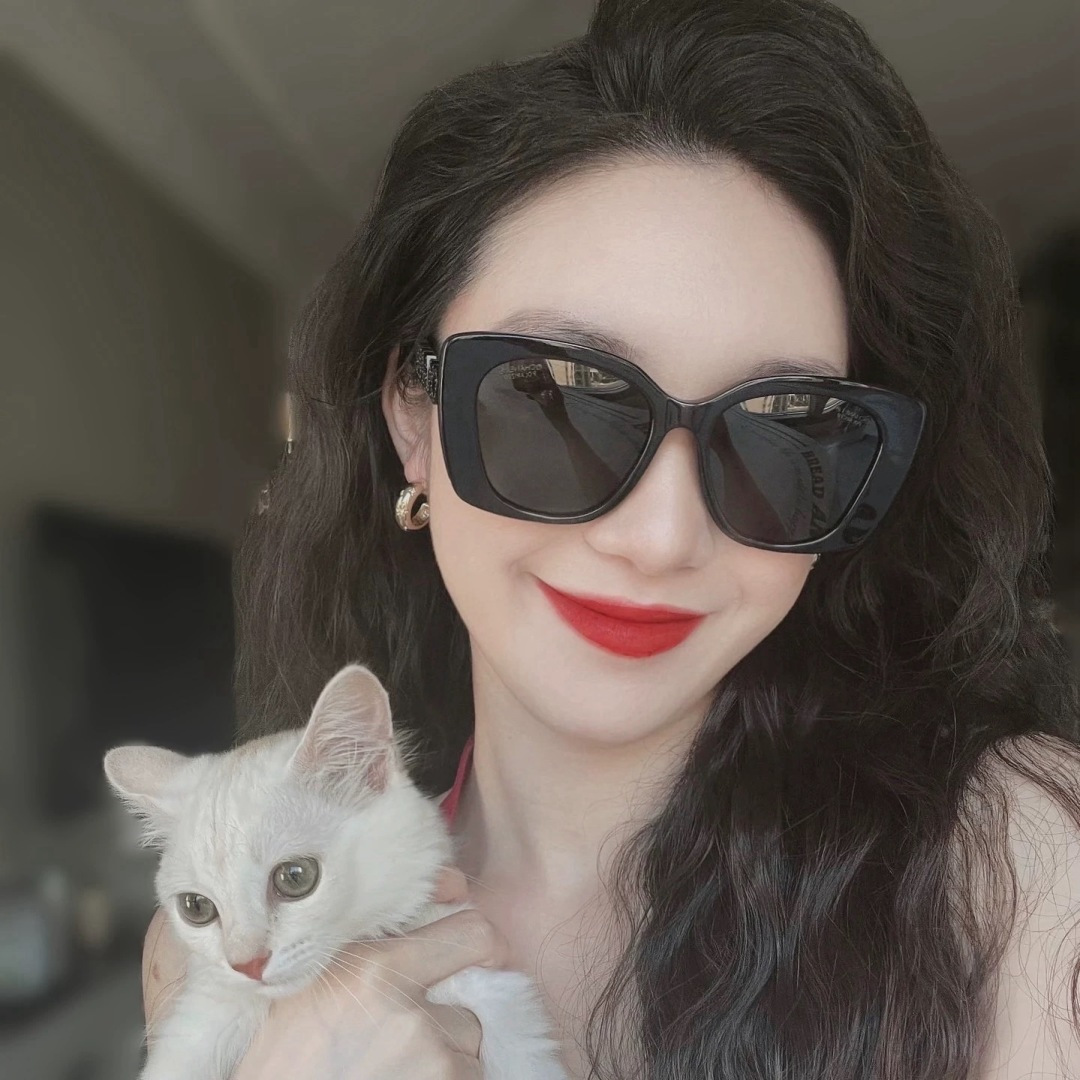 香奈儿 开春新款太阳镜 各路网红纷纷带起气场满分‼️ 俏皮甜美.上脸效果更佳.金属质感超好 型号：CH3