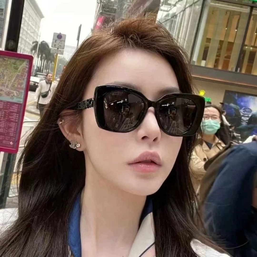 香奈儿 开春新款太阳镜 各路网红纷纷带起气场满分‼️ 俏皮甜美.上脸效果更佳.金属质感超好 型号：CH3