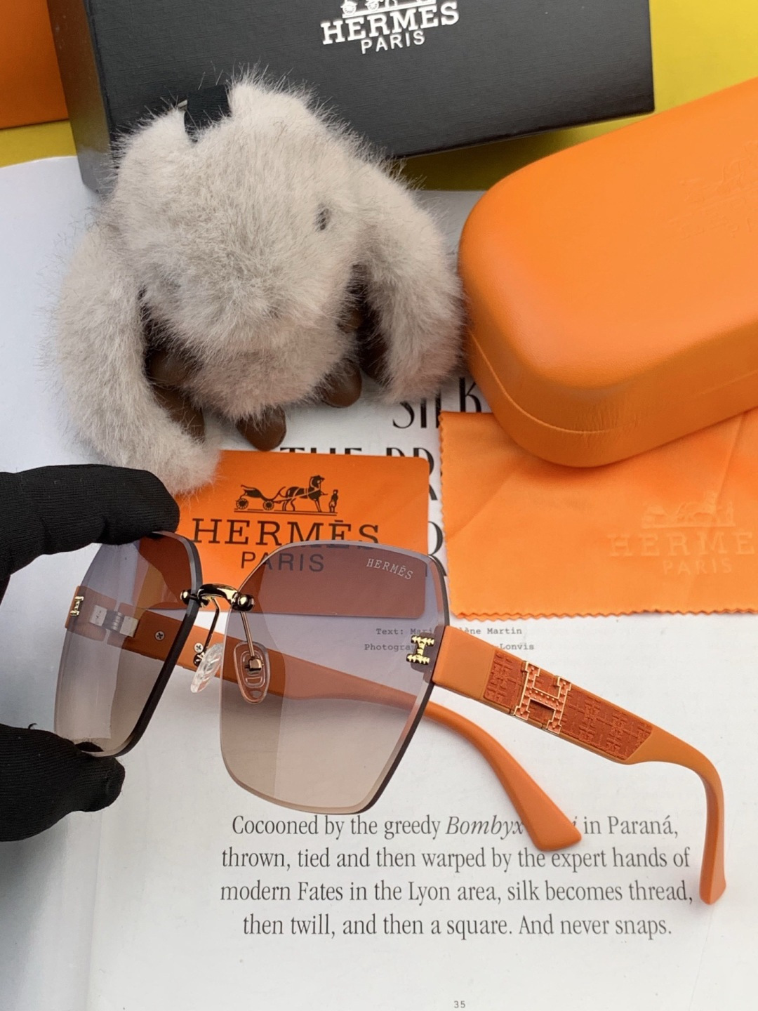 爱马仕 经典的方框设计，不挑脸型，无论搭配大衣还是连衣裙都非常显气质镜片预防紫外线 型号：H5551