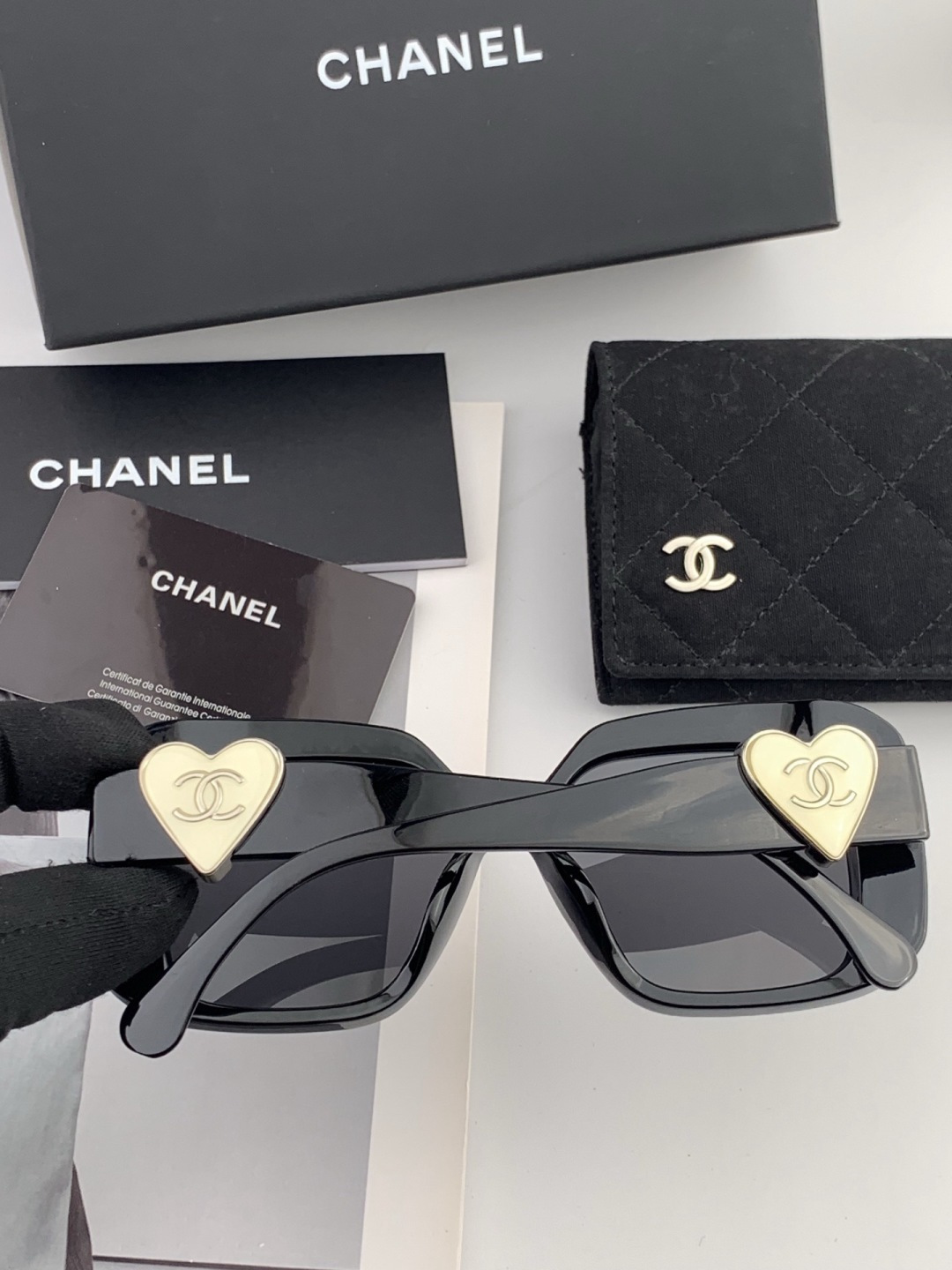 新品CHANEL 香奈儿太阳镜以独特魅力和前卫风格诠释春夏最新眼镜，质感超好佩带舒适 型号：CH8551
