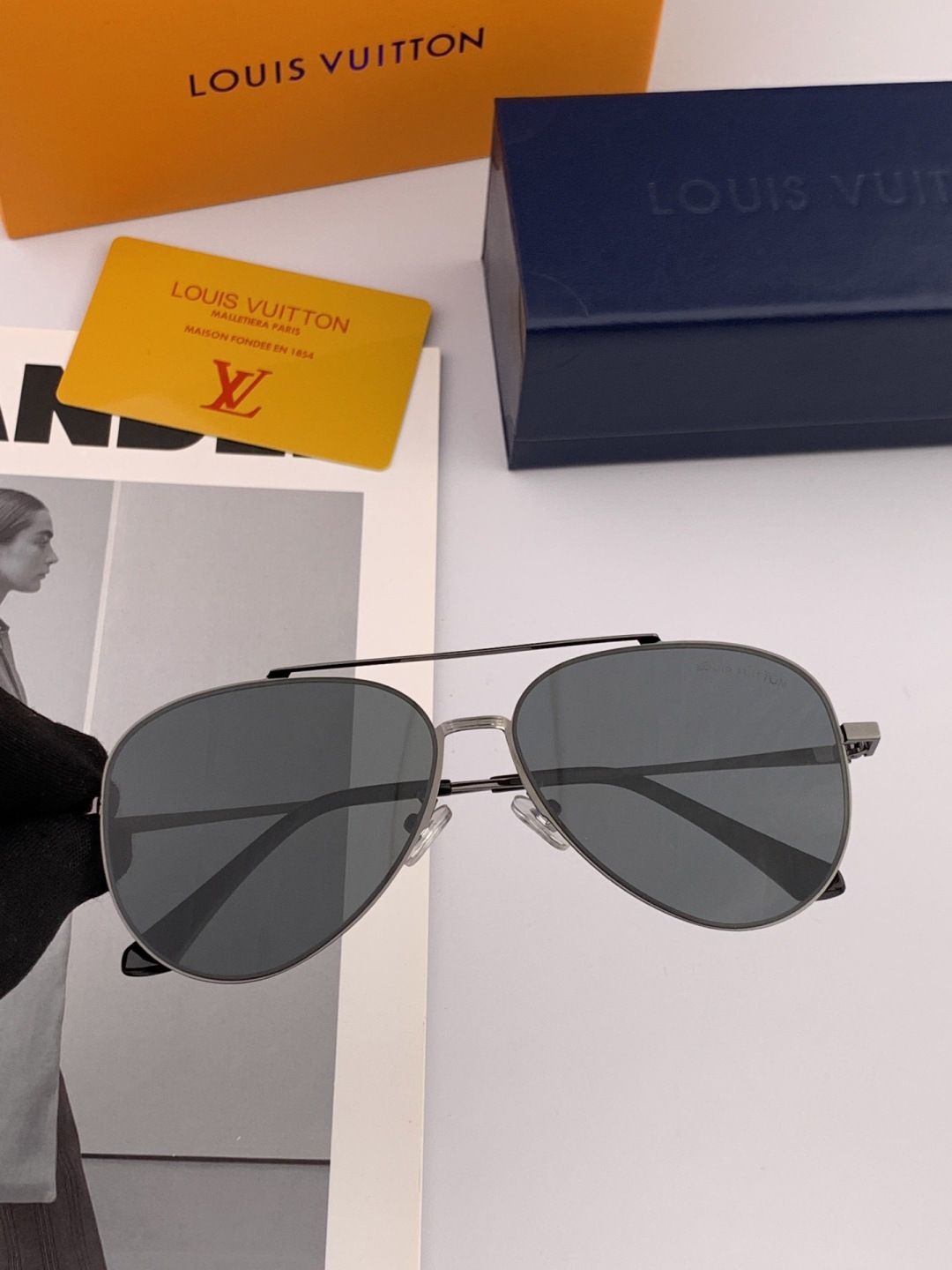 LV 男款炫彩飞行员偏光太阳镜 ❤️材质：高清尼龙加厚卡槽高清偏光镜片 🌹无边框镜架💕颜👍型号：L589