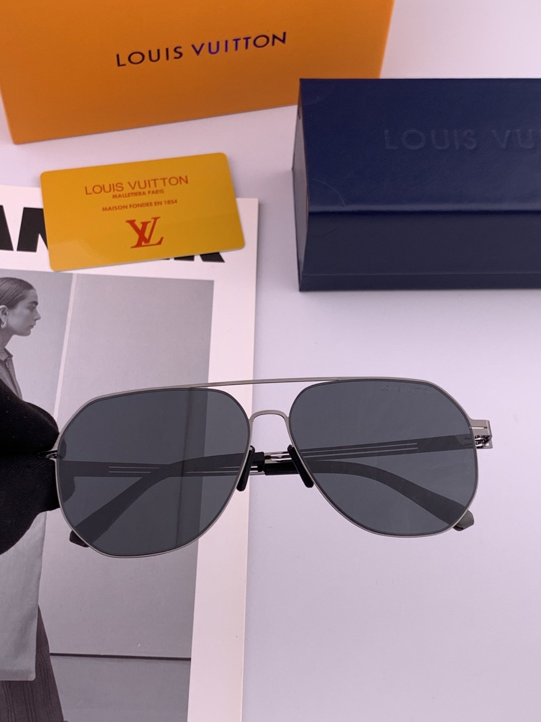 ♦️LV 新款男女情侣款太阳镜多边形墨镜iP电镀永不褪色 超轻超有弹性整幅眼镜无螺丝重要的是压不坏 高清