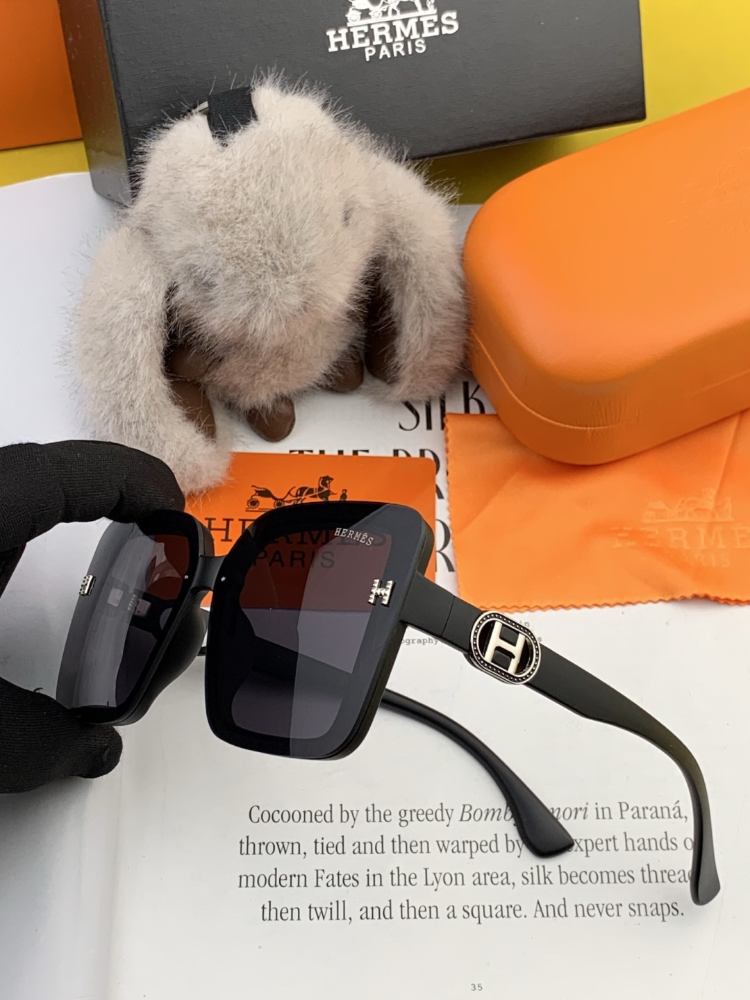 爱马仕 经典的方框设计，不挑脸型，无论搭配大衣还是连衣裙都非常显气质镜片预防紫外线 型号：H1303