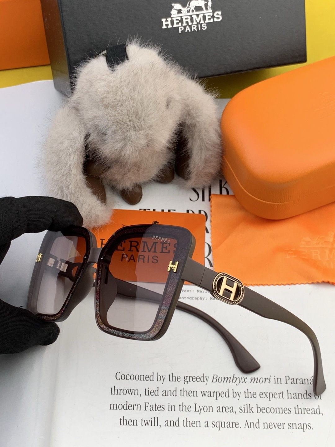 爱马仕 经典的方框设计，不挑脸型，无论搭配大衣还是连衣裙都非常显气质镜片预防紫外线 型号：H1303