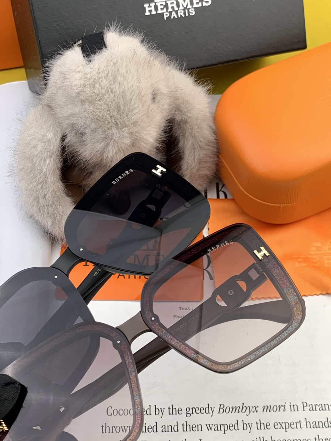 爱马仕 经典的方框设计，不挑脸型，无论搭配大衣还是连衣裙都非常显气质镜片预防紫外线 型号：H1303