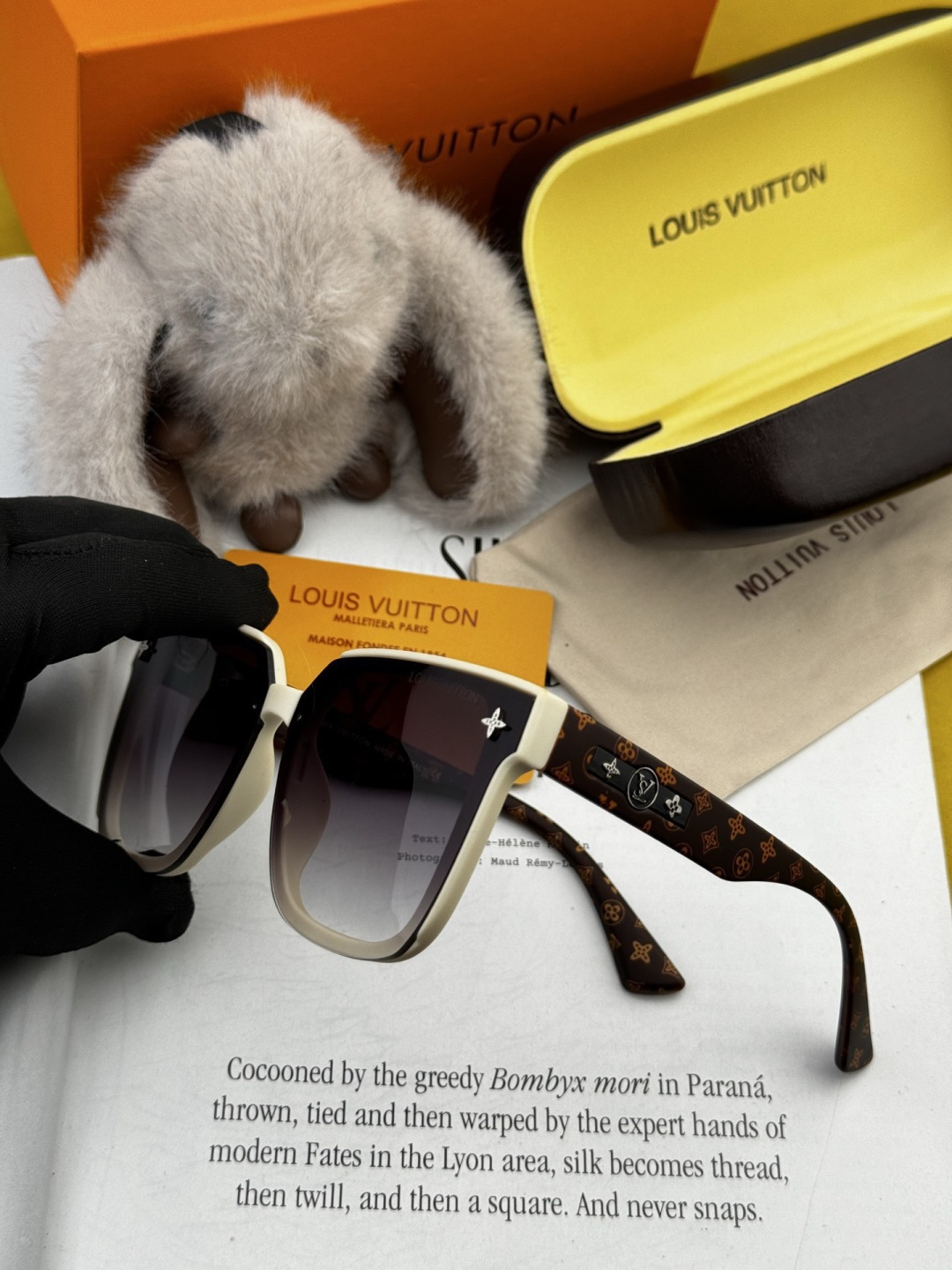 LV 新款女士方框太阳眼镜 开车墨镜 新款太阳镜 时尚大方 舒适轻盈 精致奢华 超轻 型号：L1132