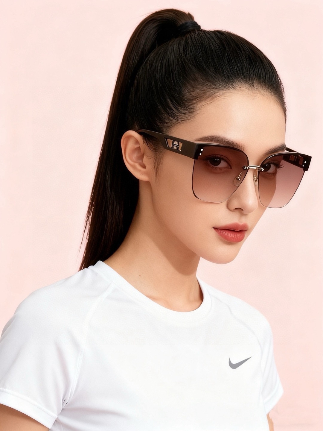 爱马仕 经典的方框设计，不挑脸型，无论搭配大衣还是连衣裙都非常显气质镜片预防紫外线 型号：H1100