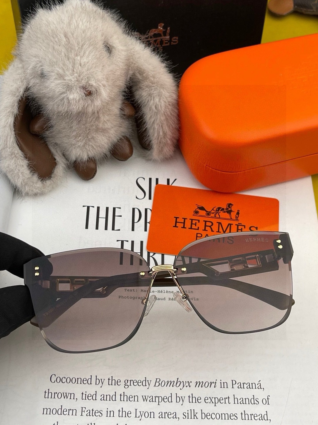 爱马仕 经典的方框设计，不挑脸型，无论搭配大衣还是连衣裙都非常显气质镜片预防紫外线 型号：H1100