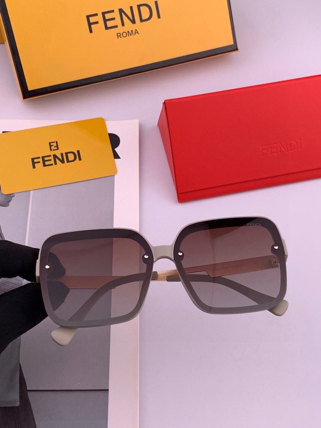 🔺 【芬迪】开春新款 潮流爆款 时尚方框偏光太阳镜 高品质 佩戴舒适 网红潮款墨镜 女士高清偏光太阳镜🕶