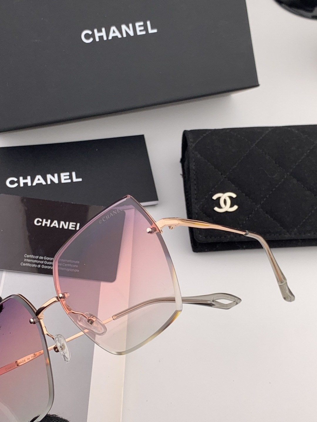 新品CHANEL 香奈儿太阳镜以独特魅力和前卫风格诠释春夏最新眼镜，质感超好佩带舒适 型号：CH2077