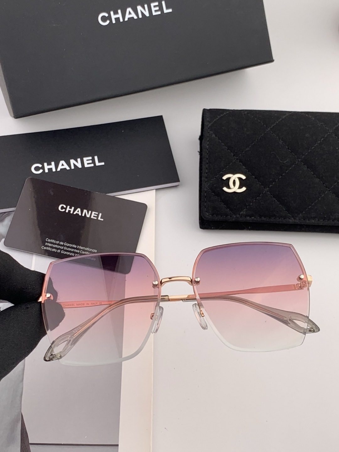 新品CHANEL 香奈儿太阳镜以独特魅力和前卫风格诠释春夏最新眼镜，质感超好佩带舒适 型号：CH2077