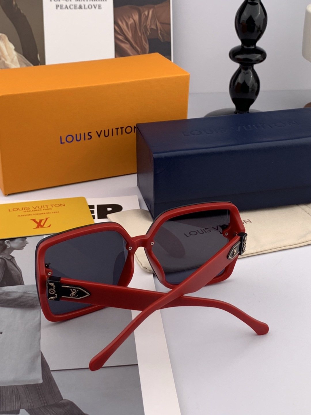 lv大框太阳镜墨镜经典的方框设计，不挑脸型，无论搭配大衣还是连衣裙都非常显气质预防紫外线 型号：型号：L