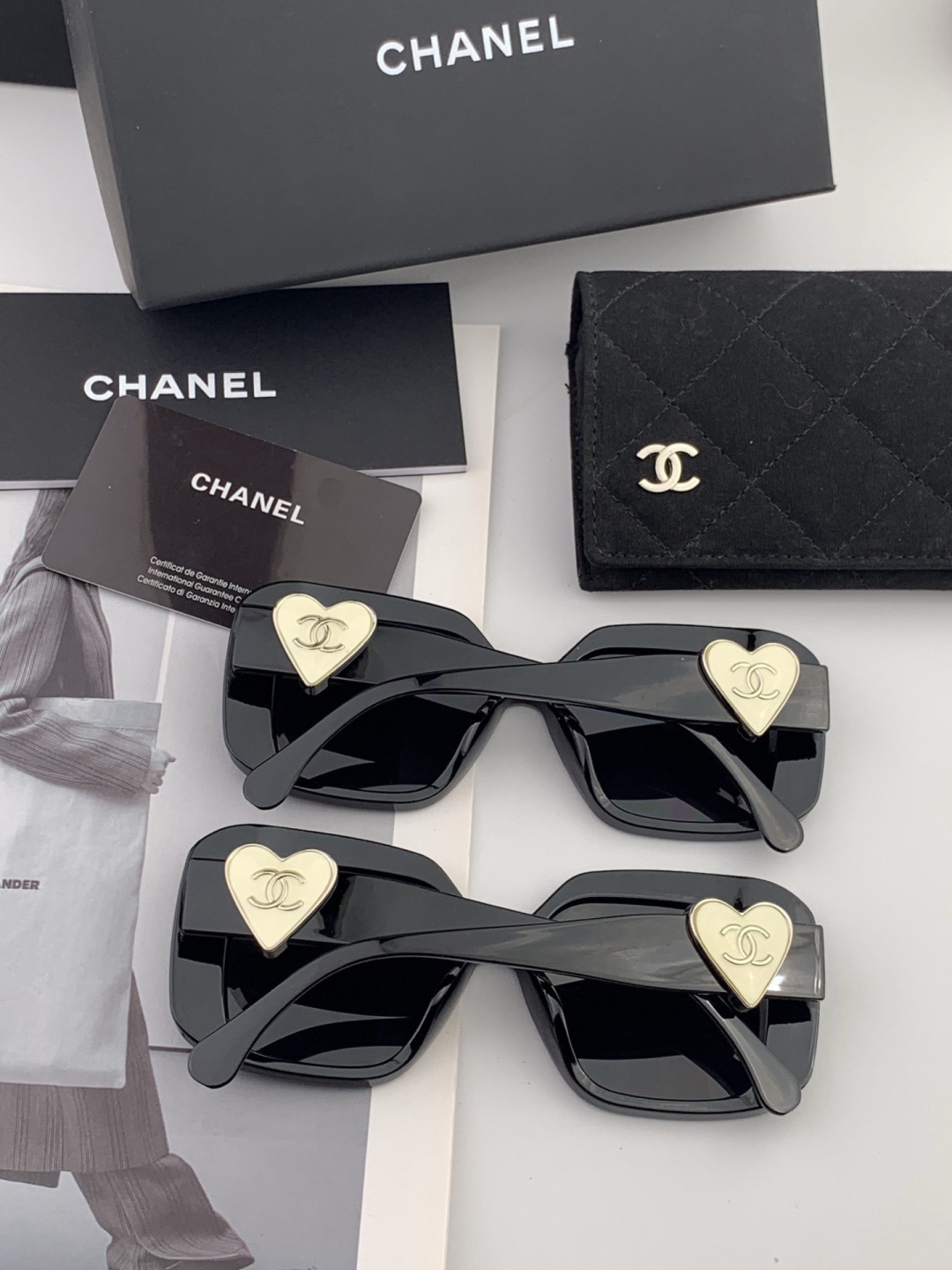 新品CHANEL 香奈儿太阳镜以独特魅力和前卫风格诠释春夏最新眼镜，质感超好佩带舒适 型号：CH8551