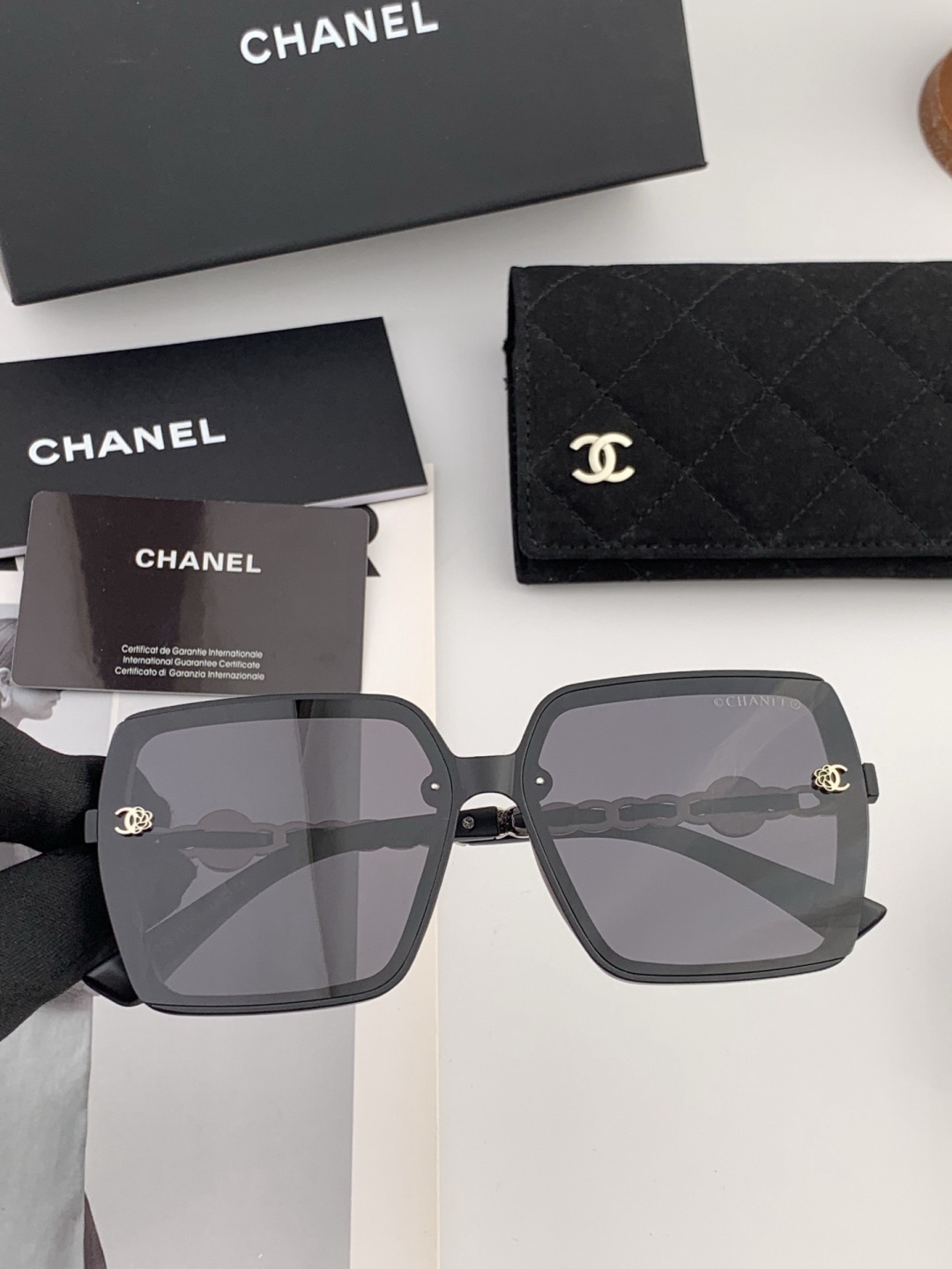 香奈儿 开春新款太阳镜 各路网红纷纷带起气场满分‼️ 俏皮甜美.上脸效果更佳.金属质感超好 型号：CH0