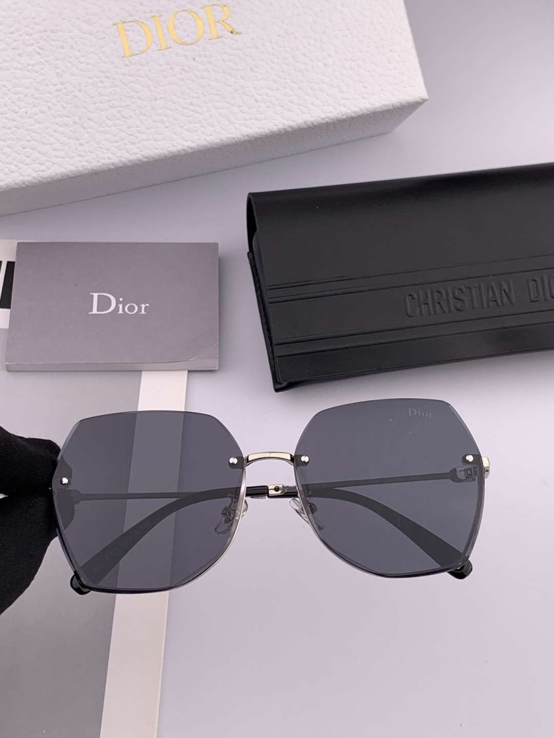【尼龙偏光系列】DIOR无框太阳镜墨多边形设计，不挑脸型，无论搭配大衣还是连衣裙都非常显气质尼龙偏光镜片