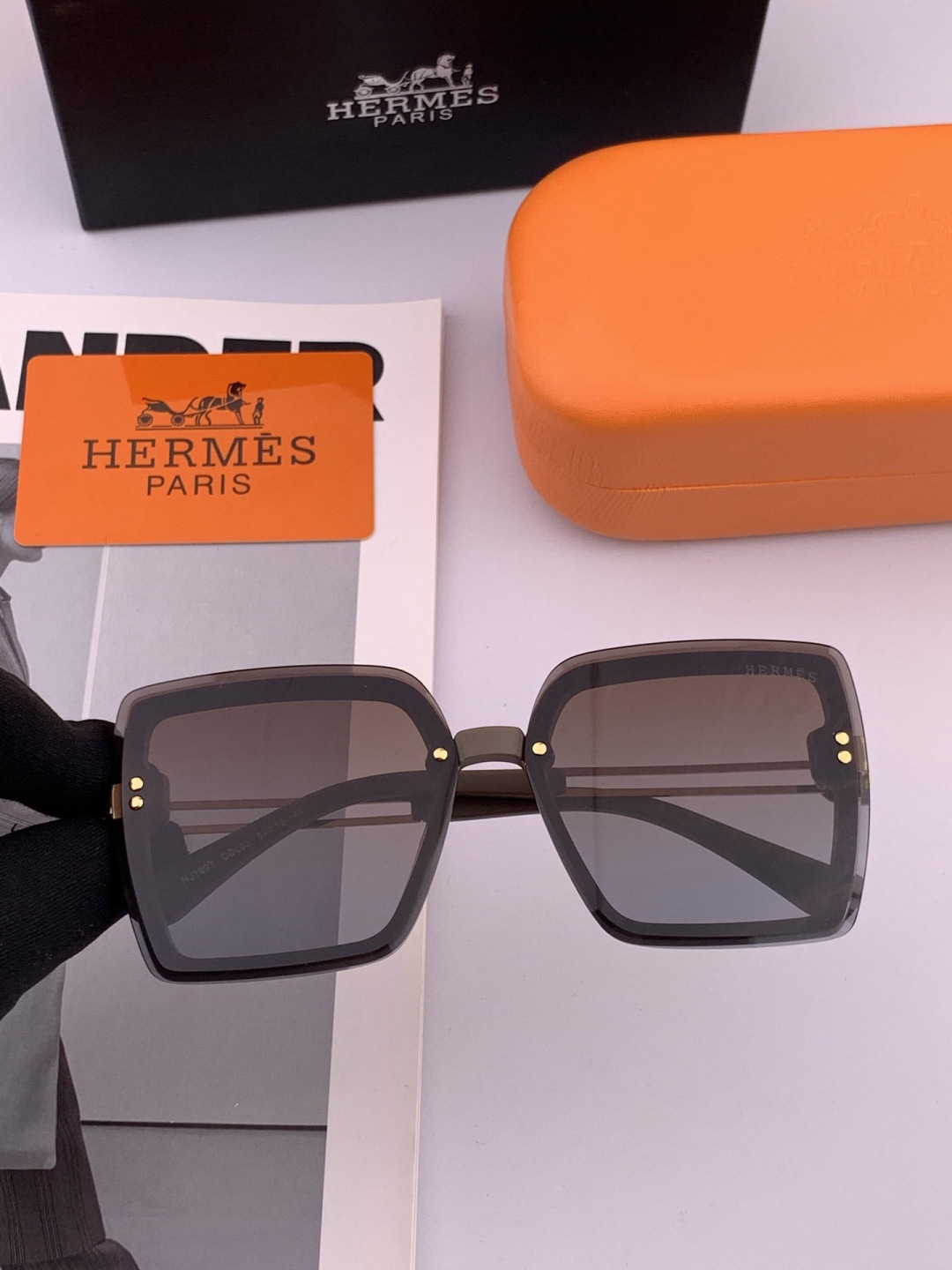 【TR尼龙系列】爱马仕 经典的方框设计，不挑脸型，无论搭配大衣还是连衣裙都非常显气质尼龙镜片预防紫外线 