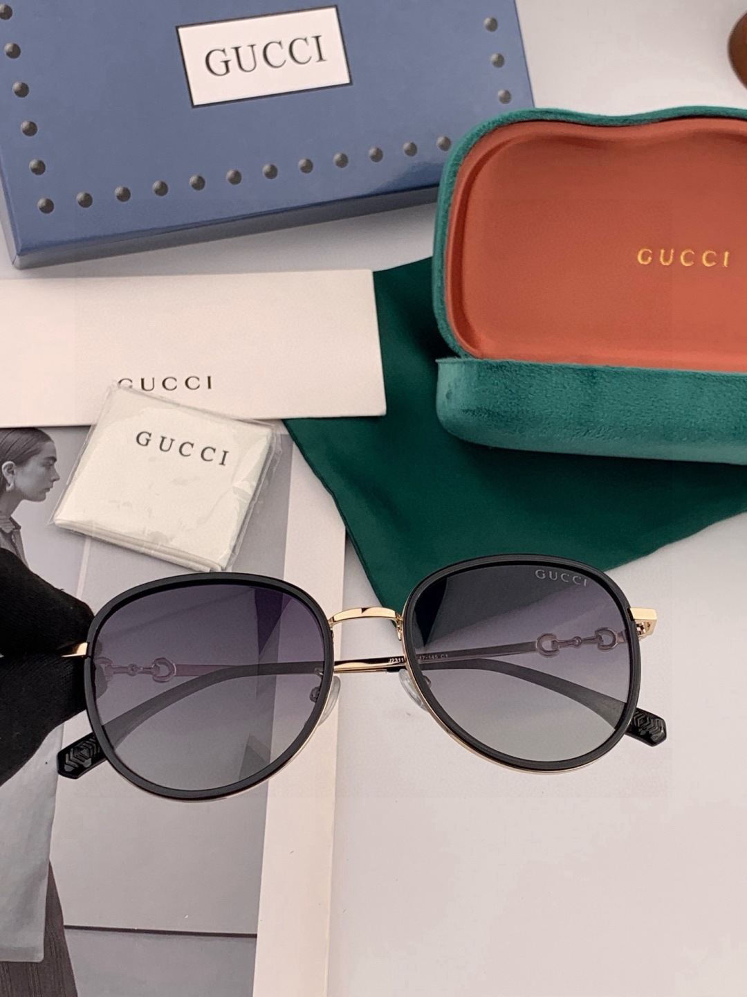 Gucci墨镜 新款 。 圆框设计再优雅的同时还能在视觉上修饰脸型，敲显脸小，不挑脸型 复古的马衔扣配上