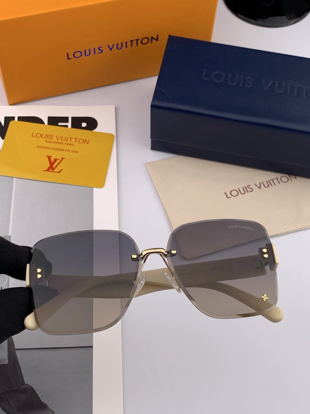 lv大框太阳镜墨镜经典的方框设计，不挑脸型，无论搭配大衣还是连衣裙都非常显气质尼龙镜片预防紫外线 型号：