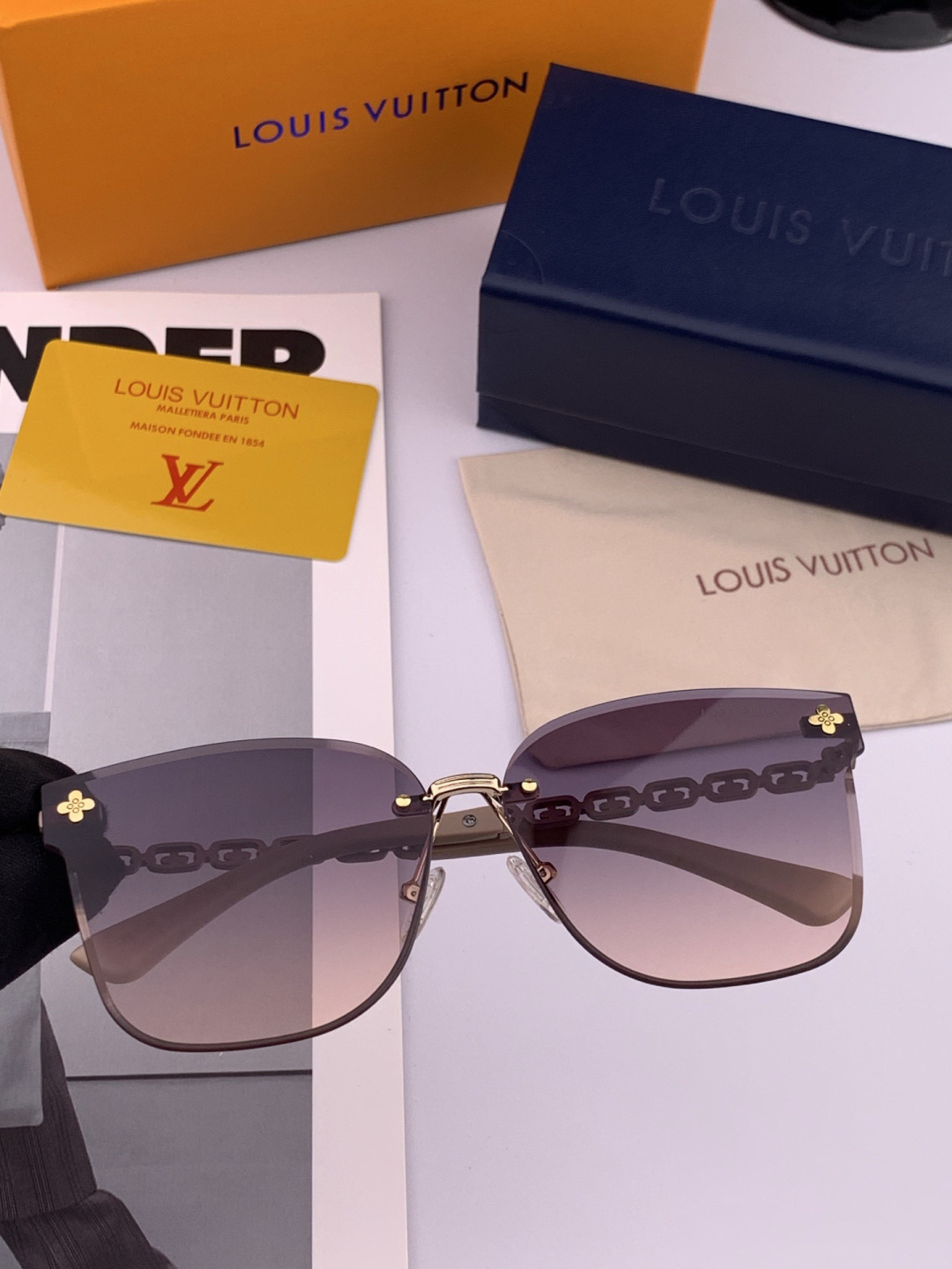 lv大框太阳镜墨镜经典的方框设计，不挑脸型，无论搭配大衣还是连衣裙都非常显气质尼龙镜片预防紫外线 型号：