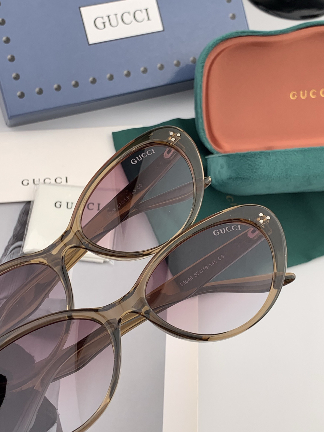 Gucci 经典的小框设计，不挑脸型，无论搭配大衣还是连衣裙都非常显气质尼龙偏光镜片预防紫外线 型号：G